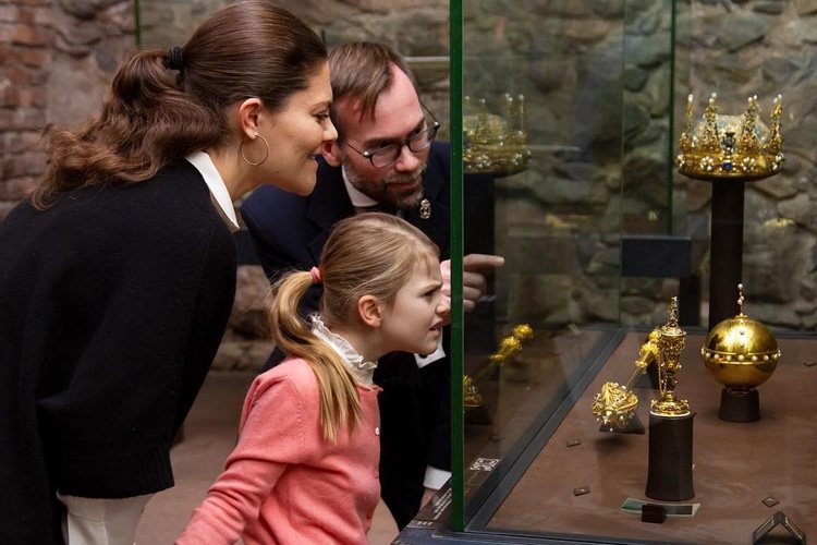 Victoria de Suecia y su hija Estela visitan el Tesoro Real