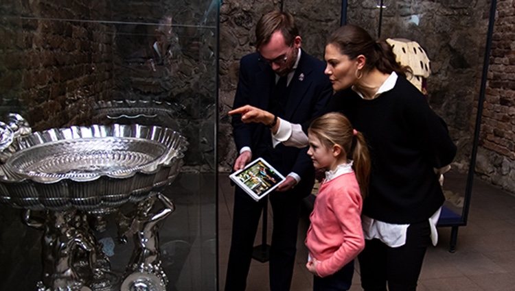 Estela de Suecia ante la fuente de plata en la que fue bautizada