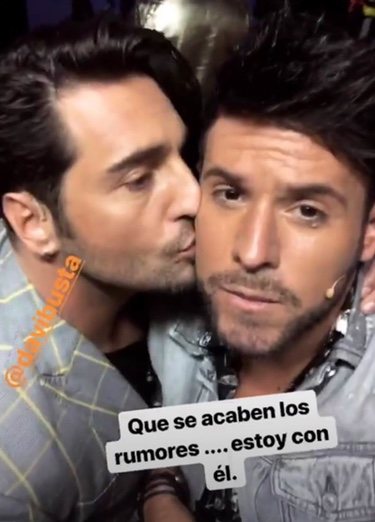 Bustamante dando un beso a Pablo López/ Foto: Instagram