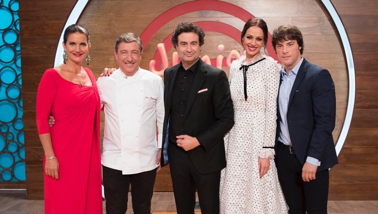 Eva González con sus compañeros en la final de 'Masterchef Junior 6'/ Foto: La 1