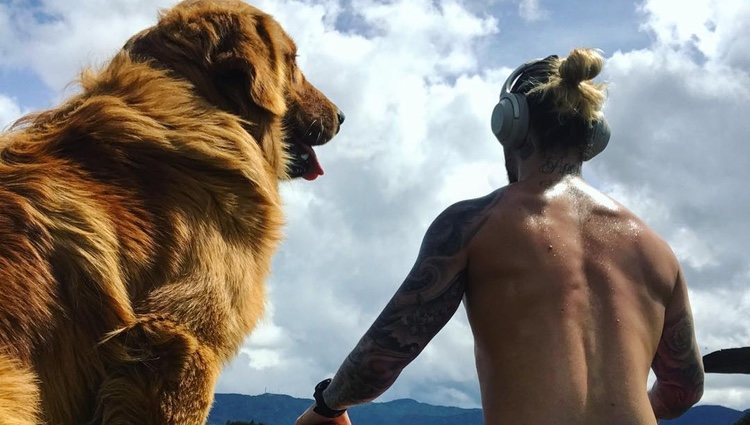 Maluma meditando en compañía de su perro | Foto: Instagram