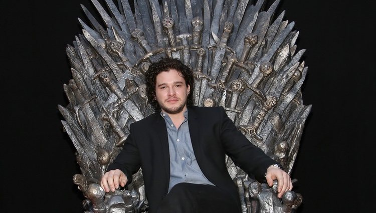 Kit Harington sentado en el 'Trono de Hierro'