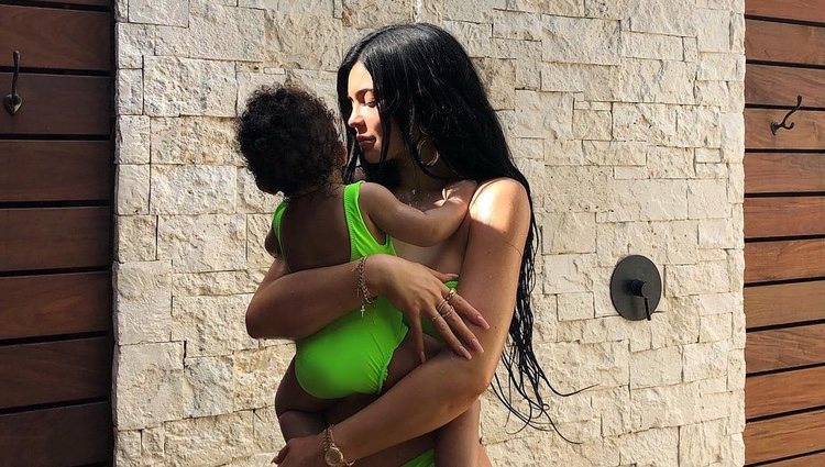 Kylie Jenner y Stormi luciendo trajes de baño