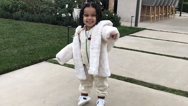 Dream Kardashian feliz y sonriente ante la cámara