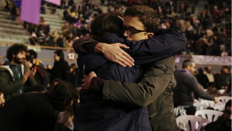 Íñigo Errejón y Pablo Iglesias se abrazan en Vistalegre II