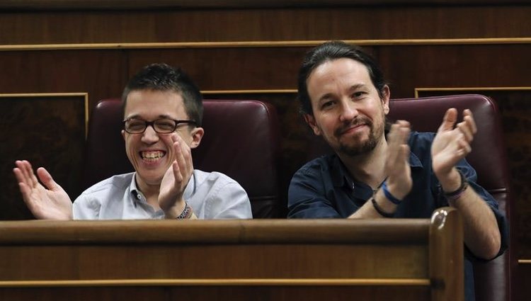 Íñigo Errejón y Pablo Iglesias, felices en el Congreso de los Diputados