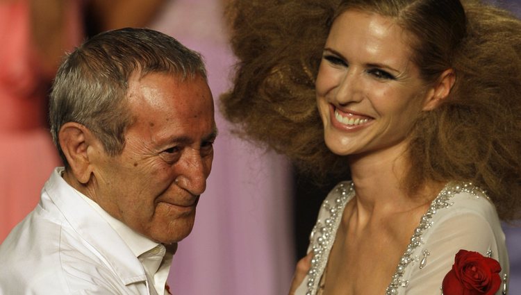 El diseñador junto a Judit Mascó en su último desfile en septiembre de 2011