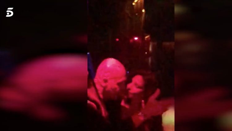 Kiko Matamoros, muy cariñoso con Cristina Pujol en una discoteca/ Foto: 'Sálvame'