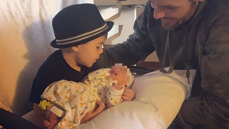 Mike Fisher con sus dos hijos | Instagram