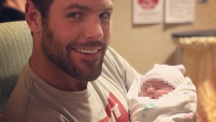 Mike Fisher con su hijo en brazos | Instagram