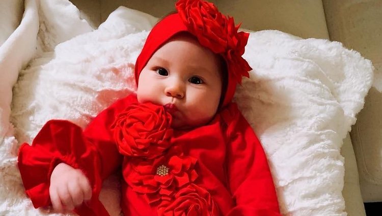 La pequeña Rani Rose vestida de rojo