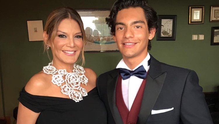 Ivonne Reyes junto a su hijo Alejandro