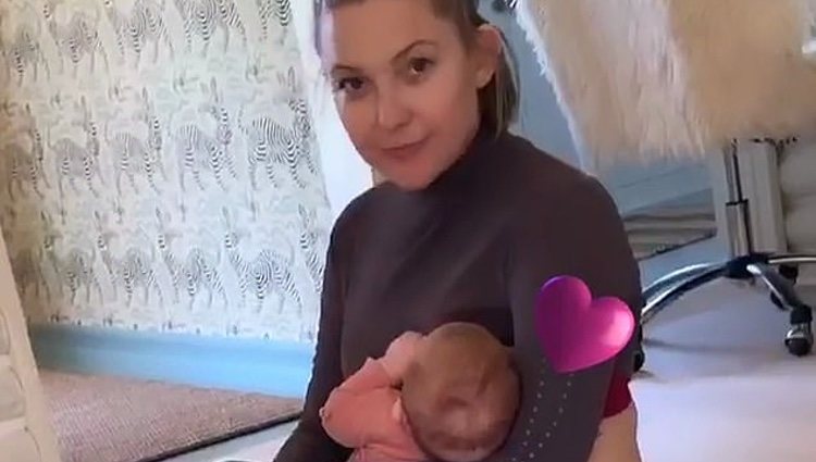 Kate Hudson dando el pecho a Rani Rose | Foto: Instagram Erin Foster