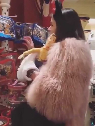 Laura Matamoros comprando algunos regalos en Disneyland/ Foto: Instagram