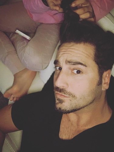 David Bustamante siendo peinado con por su hija/ Foto: Instagram