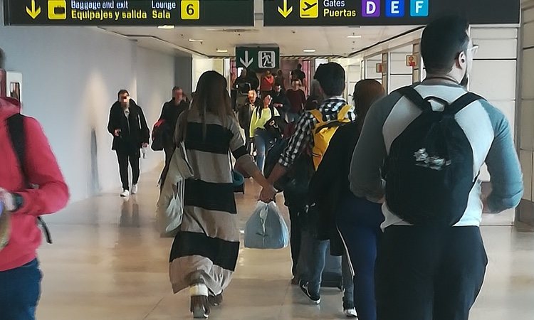 Lara Álvarez y Daniel Miralles pasean por Barajas