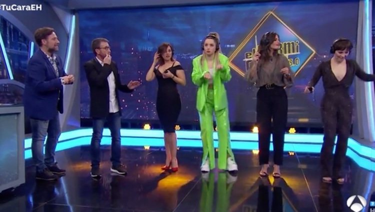 Las cantantes jugando al teléfono escacharrado | Foto: Antena3.com