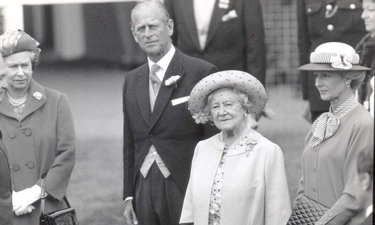 Isabel II, el Duque de Edimburgo, la Reina Madre y Alexandra de Kent