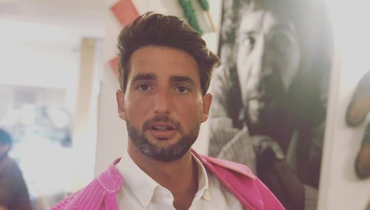 Javier Calle en un restaurante con una capa de torero