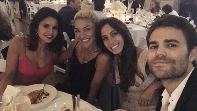 Paul Wesley junto su mujer cenando con dos amigas