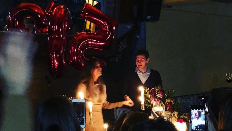 Sara Carbonero con Iker Casillas cortando su tarta de cumpleaños / Instagram