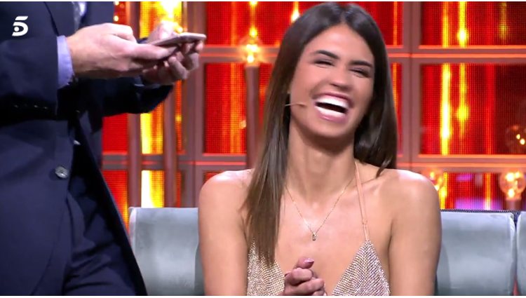 Sofía Suescun en el plató de Gran Hermano Duo enseñando mensajes de Antonio Tejado