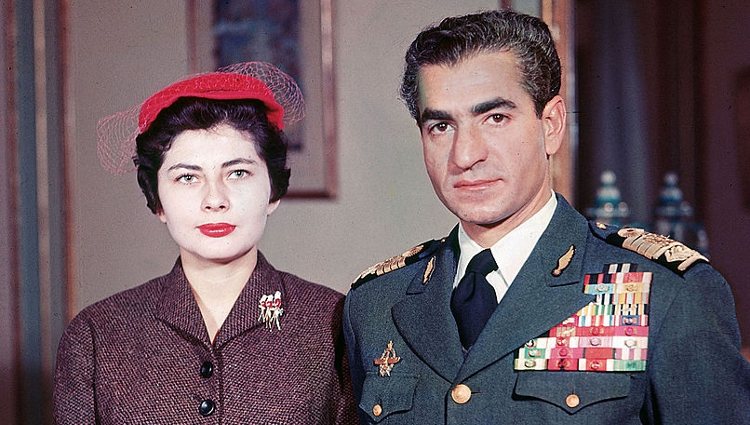 Soraya Esfiandary y el Sah Mohamed Reza Pahlavi tras anunciar su compromiso