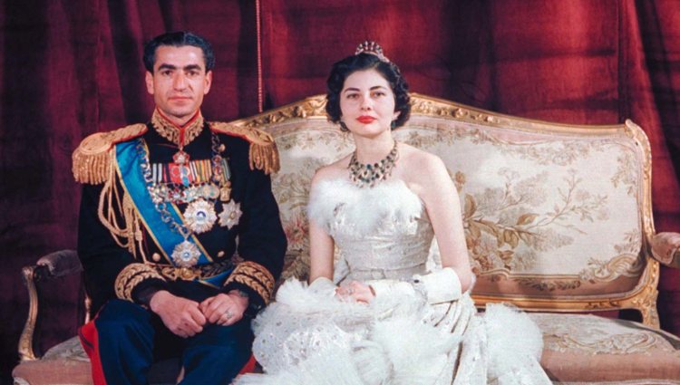 El Sah Mohamed Reza Pahlavi y Soraya Esfiandary el día de su boda