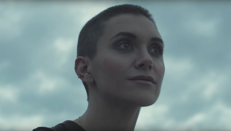 Alyson Stoner en su nuevo videoclip 'Stripped Bare'