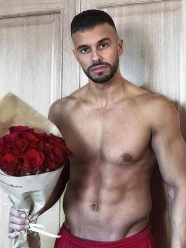 Cristian ATM con el ramo de rosas que le ha regalado a Irene en San Valentín