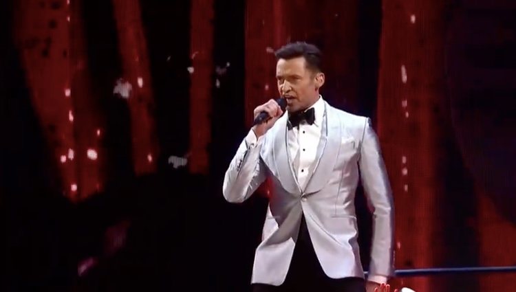 Hugh Jackman dando todo en su actuación de los Brit Awards 2019