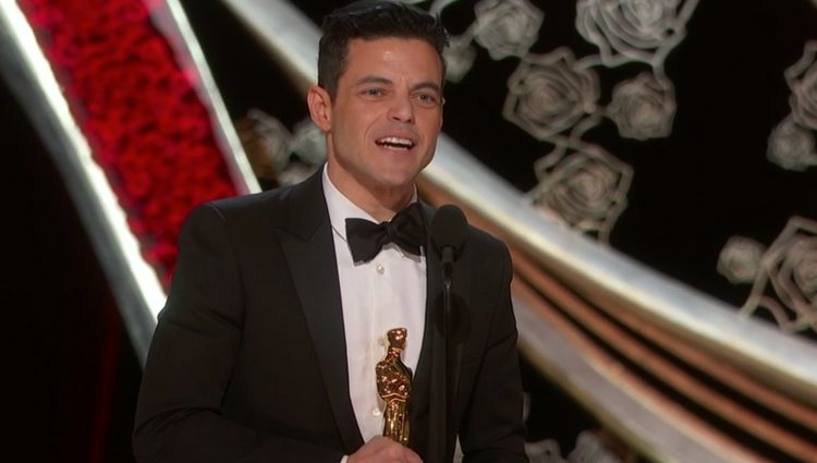 Rami Malek recogiendo el galardón