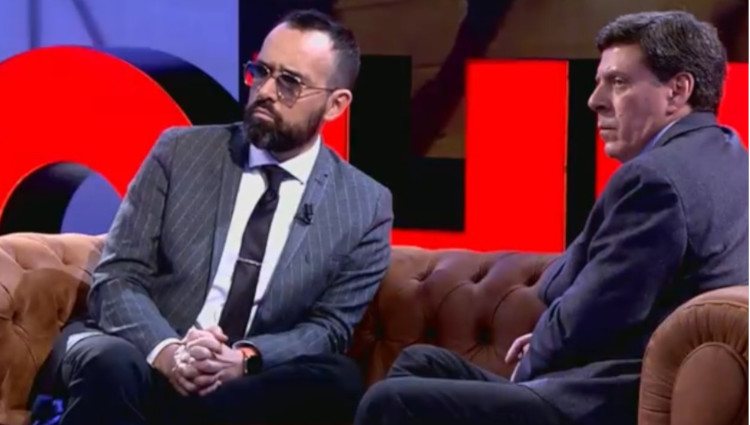 Juan Carlos Quer y Risto Mejide atienden a un testimonio durante la entrevista en el plató de 'Chester'/Foto:Mitele