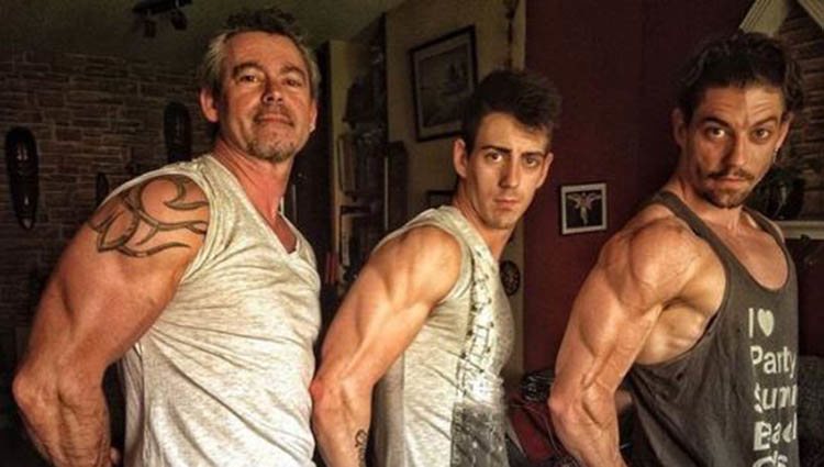 El actor madrileño junto a su padre y hermano enseñando músuclo | Foto: Instagram Adrián Lastra