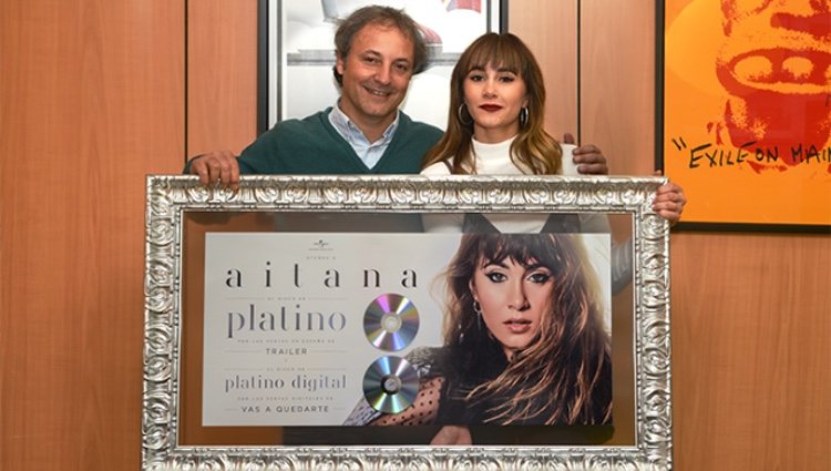 Aitana recibiendo sus dos discos de platino