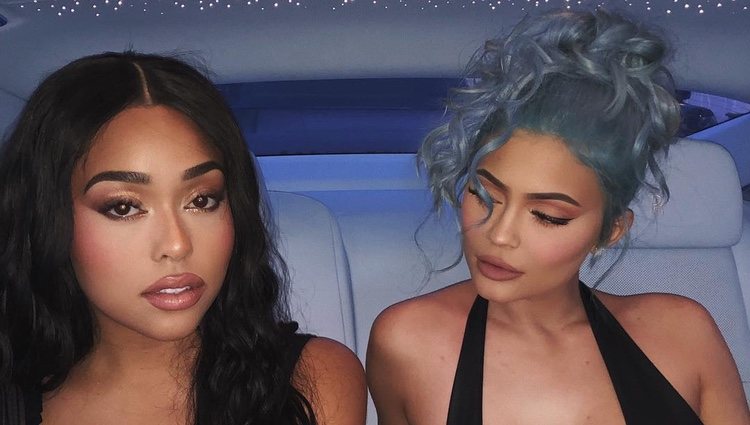 Jordyn Woods y Kylie Jenner en una limusina