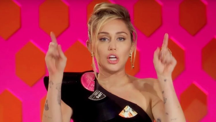 Miley Cyrus como invitada de la noche en 'RuPaul's Drag Race' / Foto: ETonline.com 