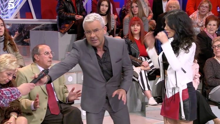 Maite Galdeano hablando con el señor del público | Foto: telecinco.es