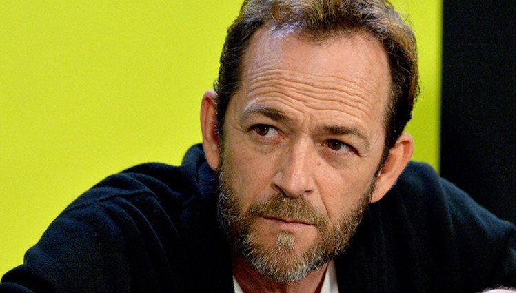 Luke Perry en una rueda de prensa/Foto:Twitter