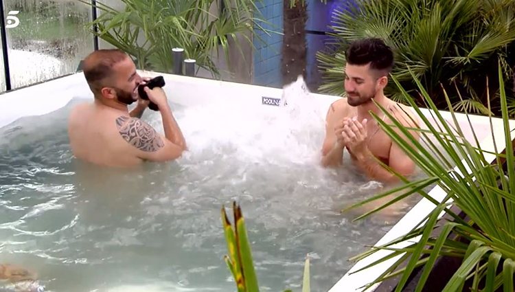 Antonio Tejado, Kiko Rivera y Alejandro Albalá en el jacuzzi/ Foto: Telecinco.es