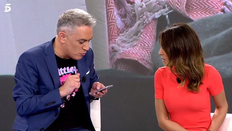 Raquel Lozano en 'Sálvame' enseñando los mensajes/ Foto: Telecinco.es