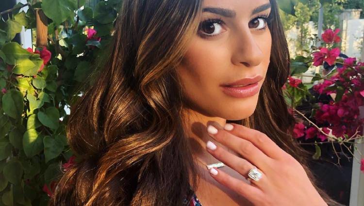 Lea Michele enseña su anillo de compromiso