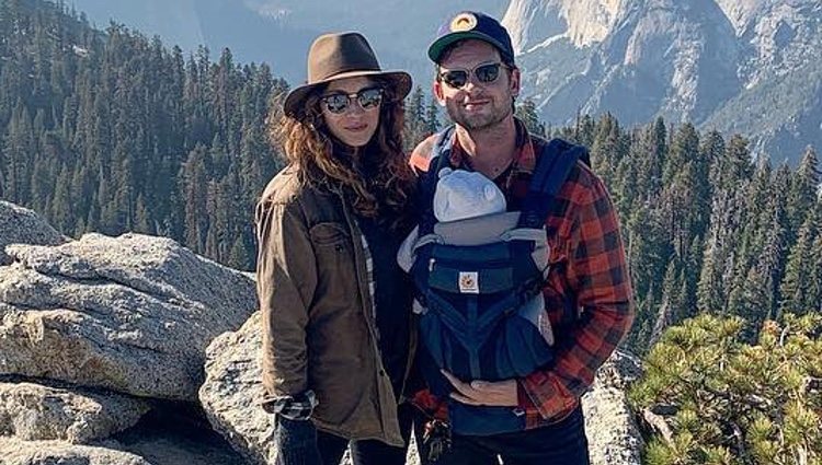 Patrick J. Adams y Troian Bellisario con su hija en las montañas | Foto: @halfadams