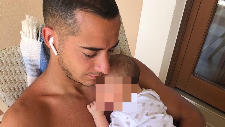 Lucas Vázquez con su hijo en brazo | Foto: @lucasvazquez91