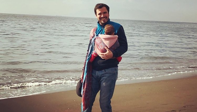 Alberto Garzón y Olivia en la playa | Foto: @agarzoniu