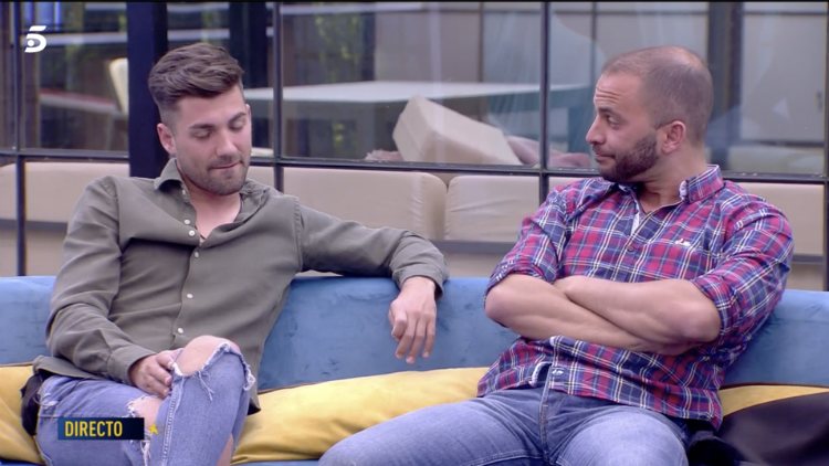 Antonio sonríe a Alejandro de manera cómplice mientras Sofía habla de sus celos | telecinco.es