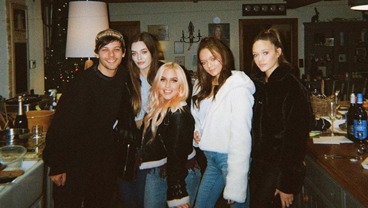 Louis Tomlinson con todas sus hermanas | Foto: Instagram