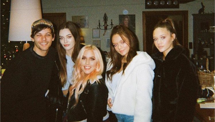 Louis Tomlinson junto a sus hermanas, entre ellas Félicité Jones/Foto:Instagram