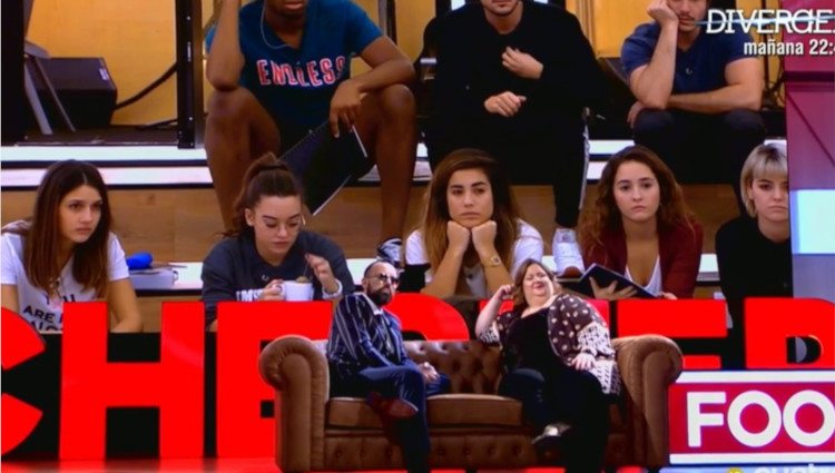 Itziar Castro en el plató de 'Chester' viendo la notificación de su despido en 'OT 2018'/Foto:Mitele