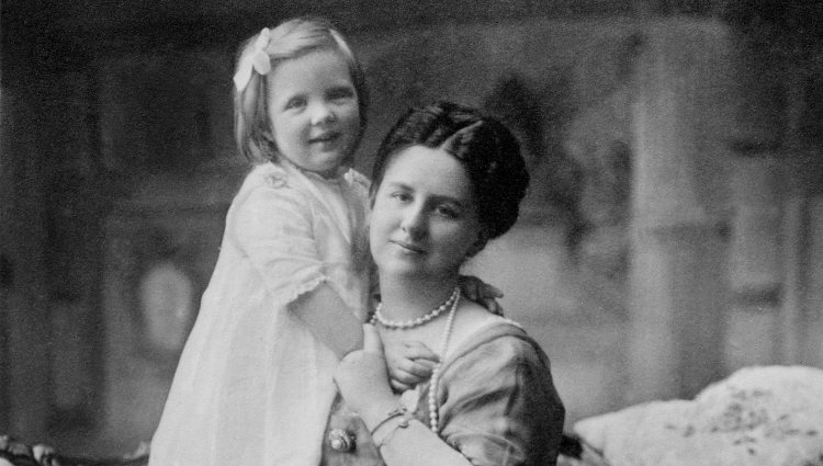 La Reina Guillermina de Holanda con su hija, la Princesa Juliana | Pinterest